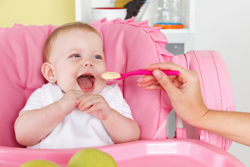 bébé qui mange à la cuillère