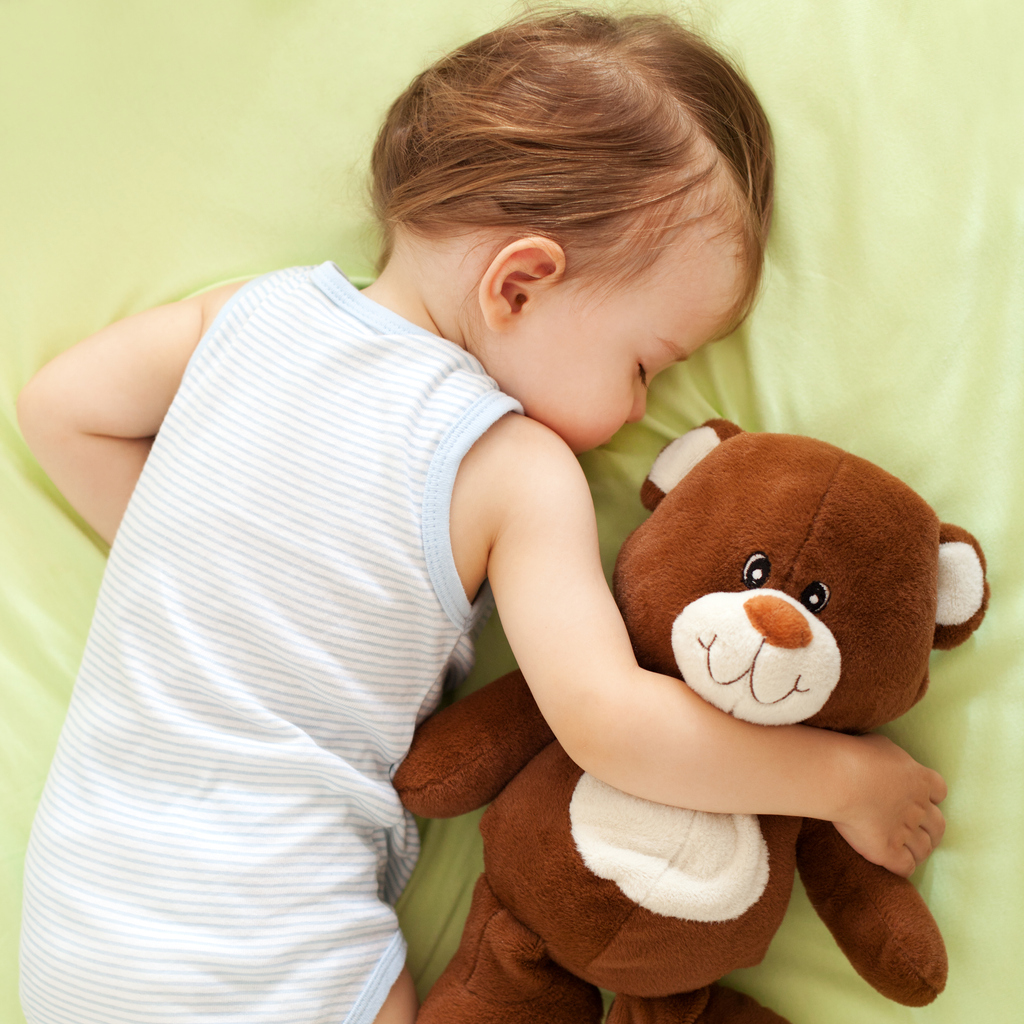 Enfant qui dort avec son doudou 