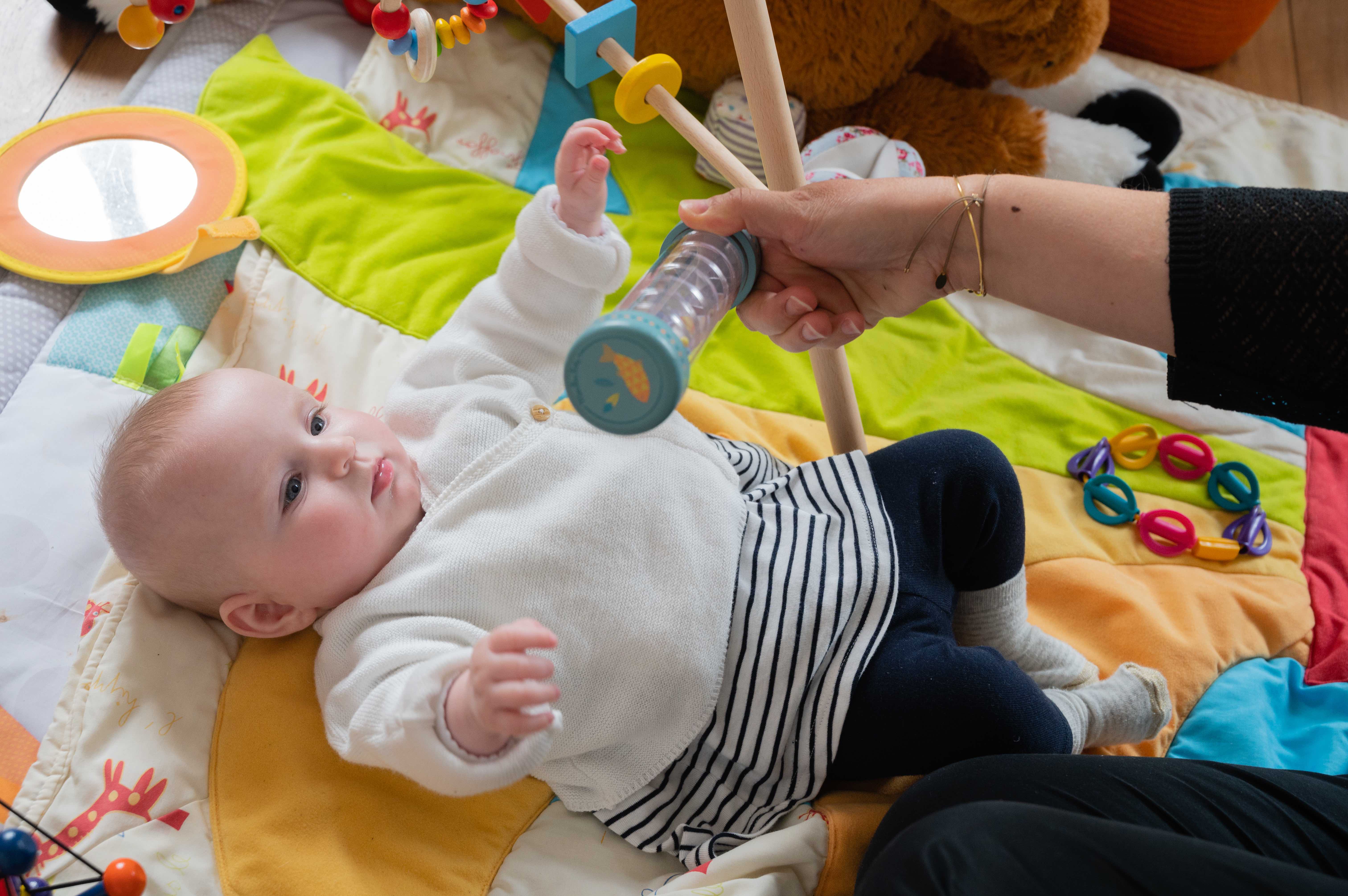 Agiter un hochet devant les yeux d'un bébé : quel intérêt ?