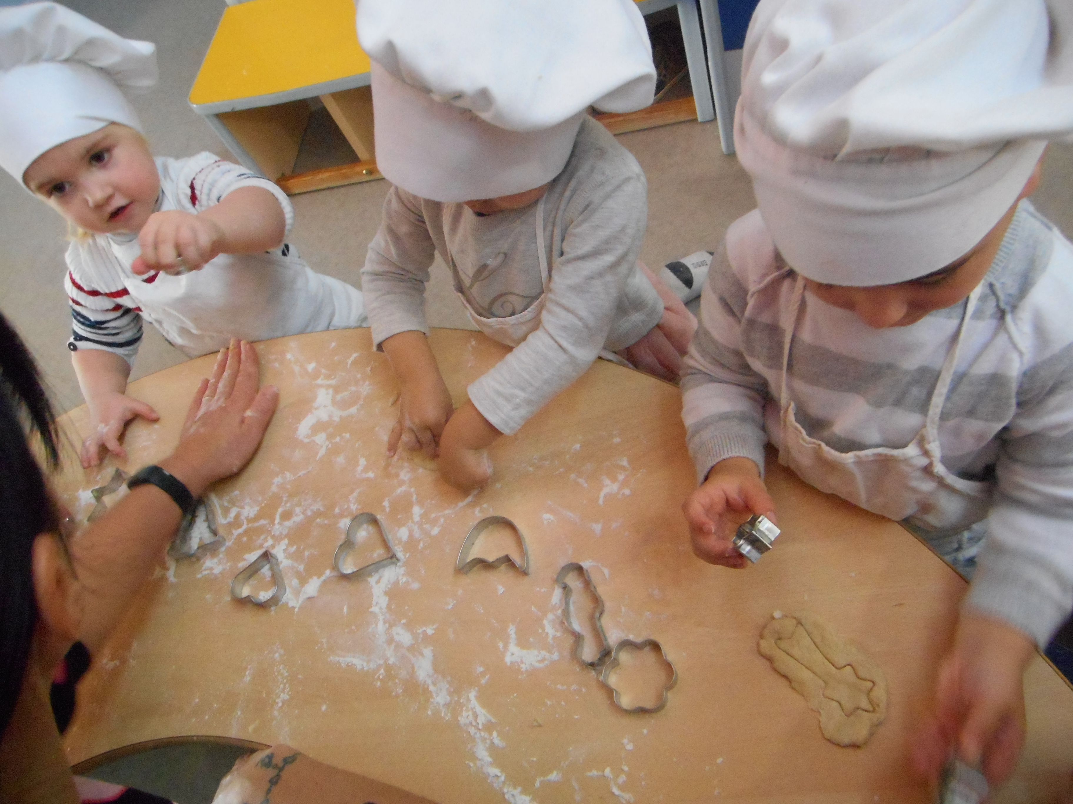 les enfants pendant un atelier cuisine