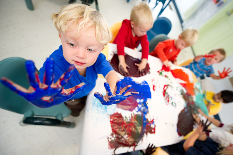 atelier peinture dans une crèche