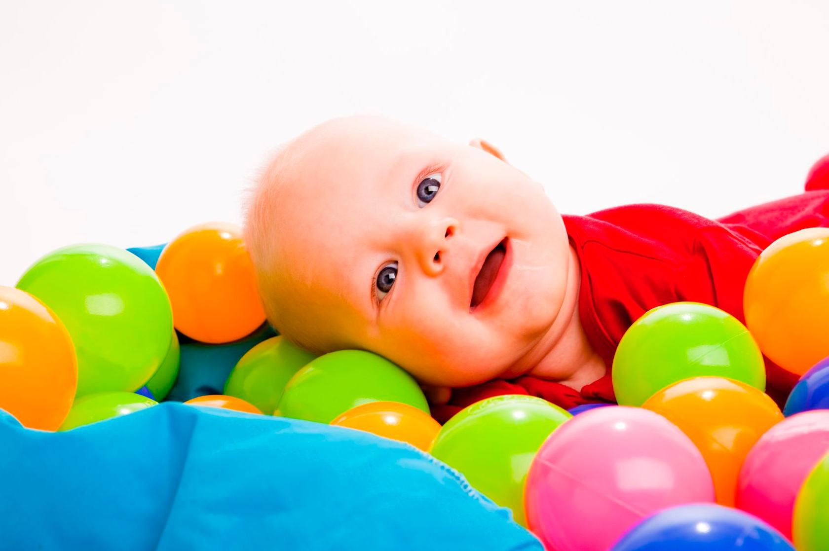 bébé dans piscine à balles