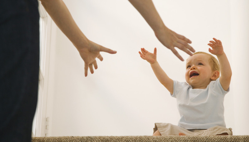 Comment accompagner les bébés qui demandent les bras ?