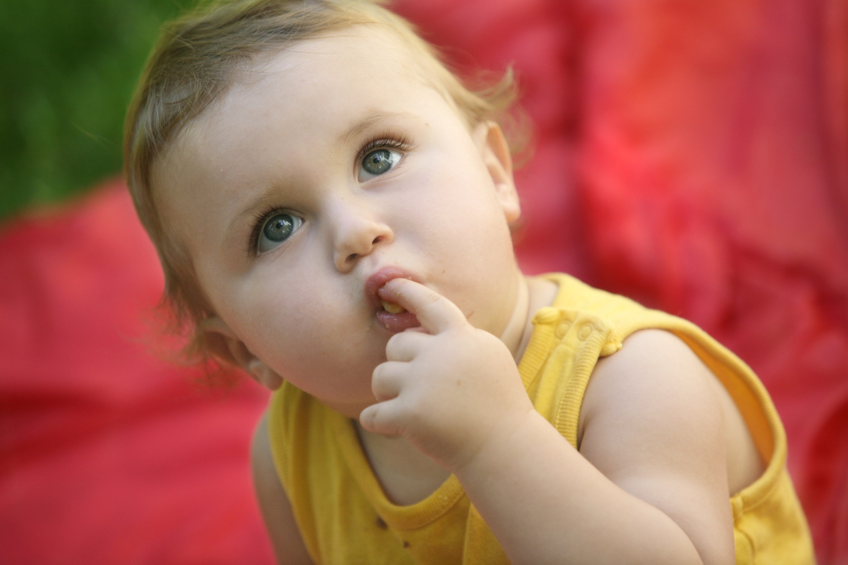 bébé qui mange tout seul