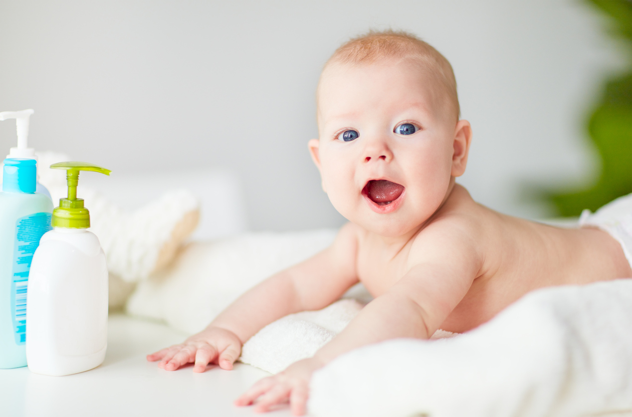 bébé pendant le change 