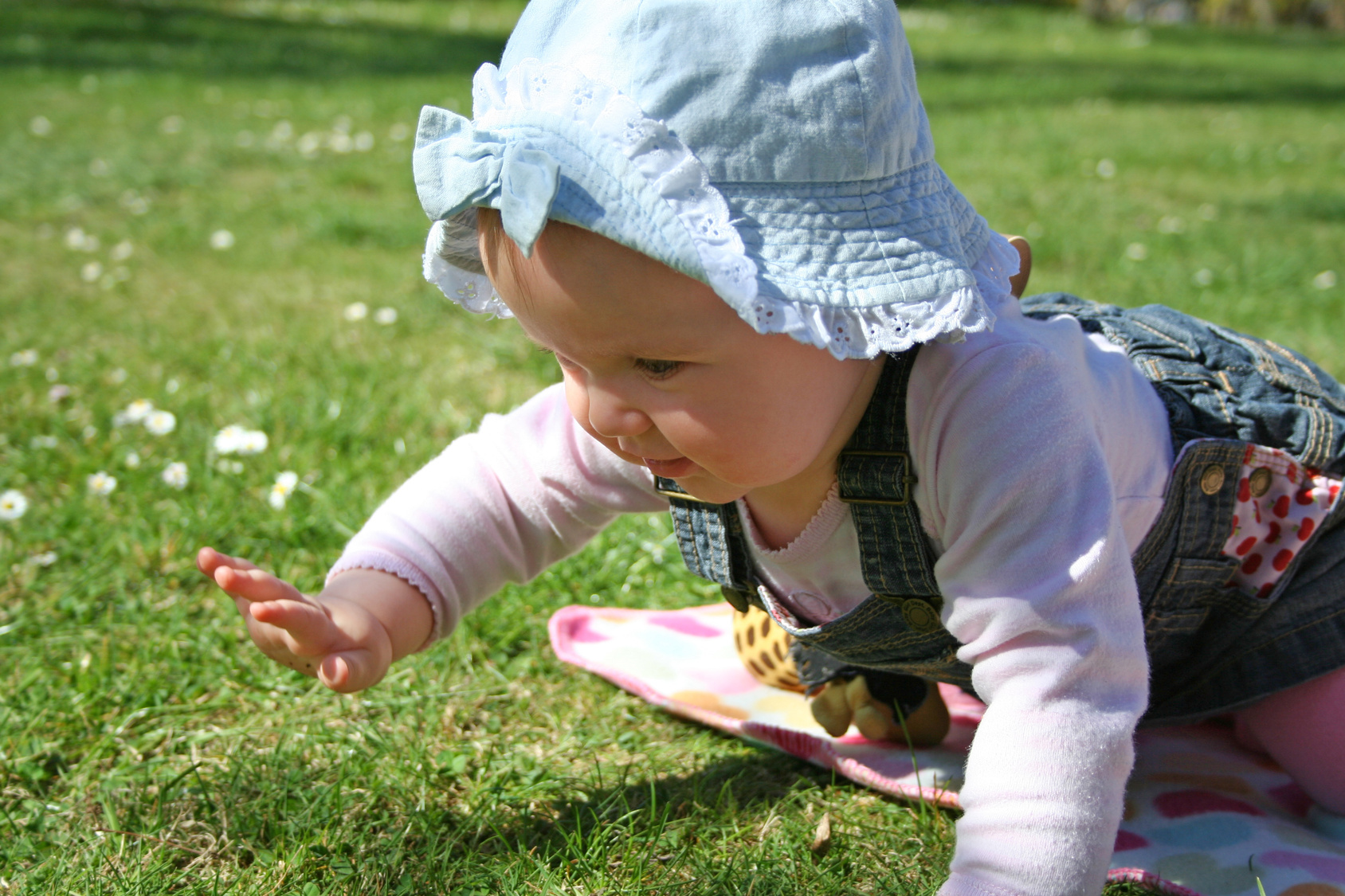 L'enfant Fait De L'artisanat à Partir D'herbe à L'extérieur