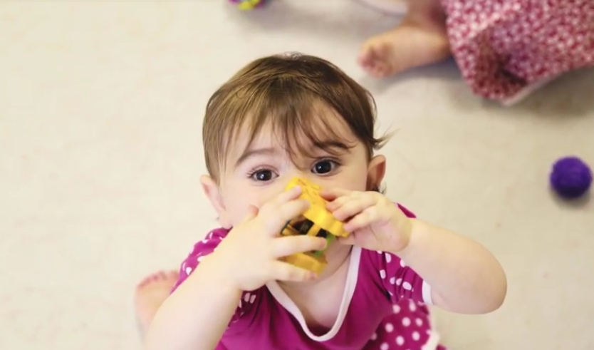 Pourquoi les jeunes enfants mettent-ils tant d'objets dans leur bouche ?