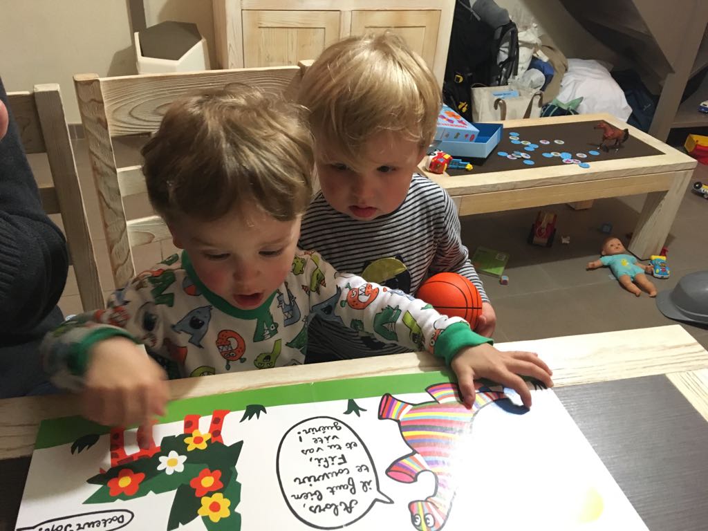 deux enfants jouent autour des couleurs