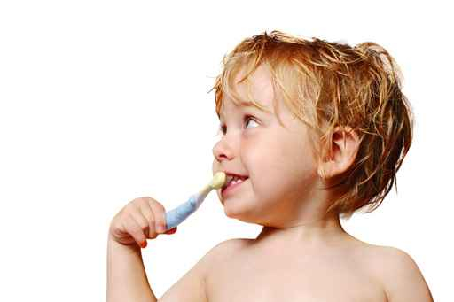 Enfant avec une brosse à dent