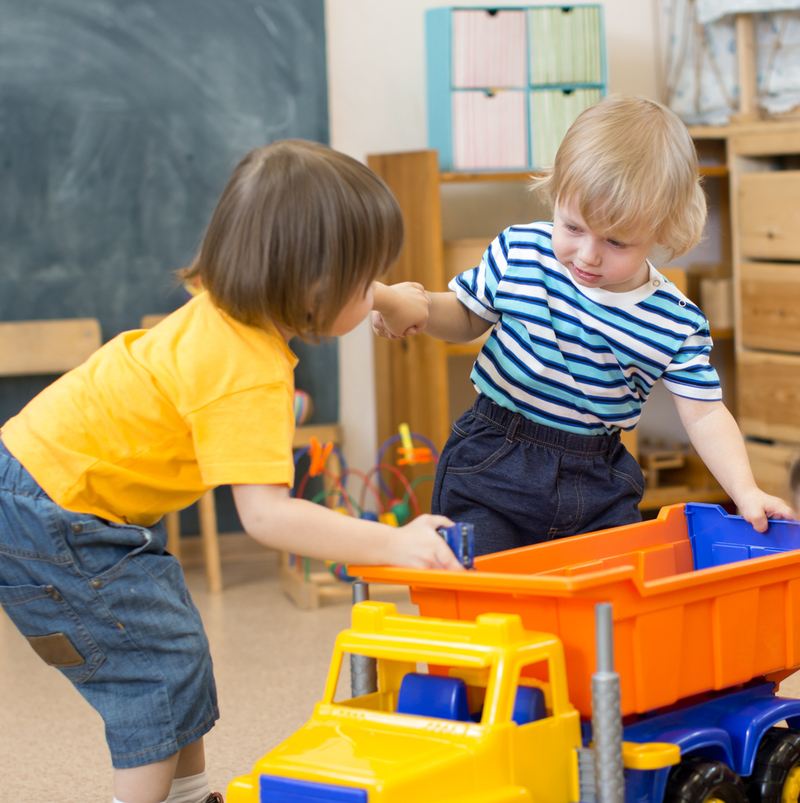 enfants jouent à la crèche avec un camion