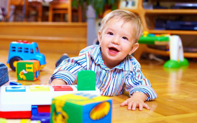 enfant à la crèche 