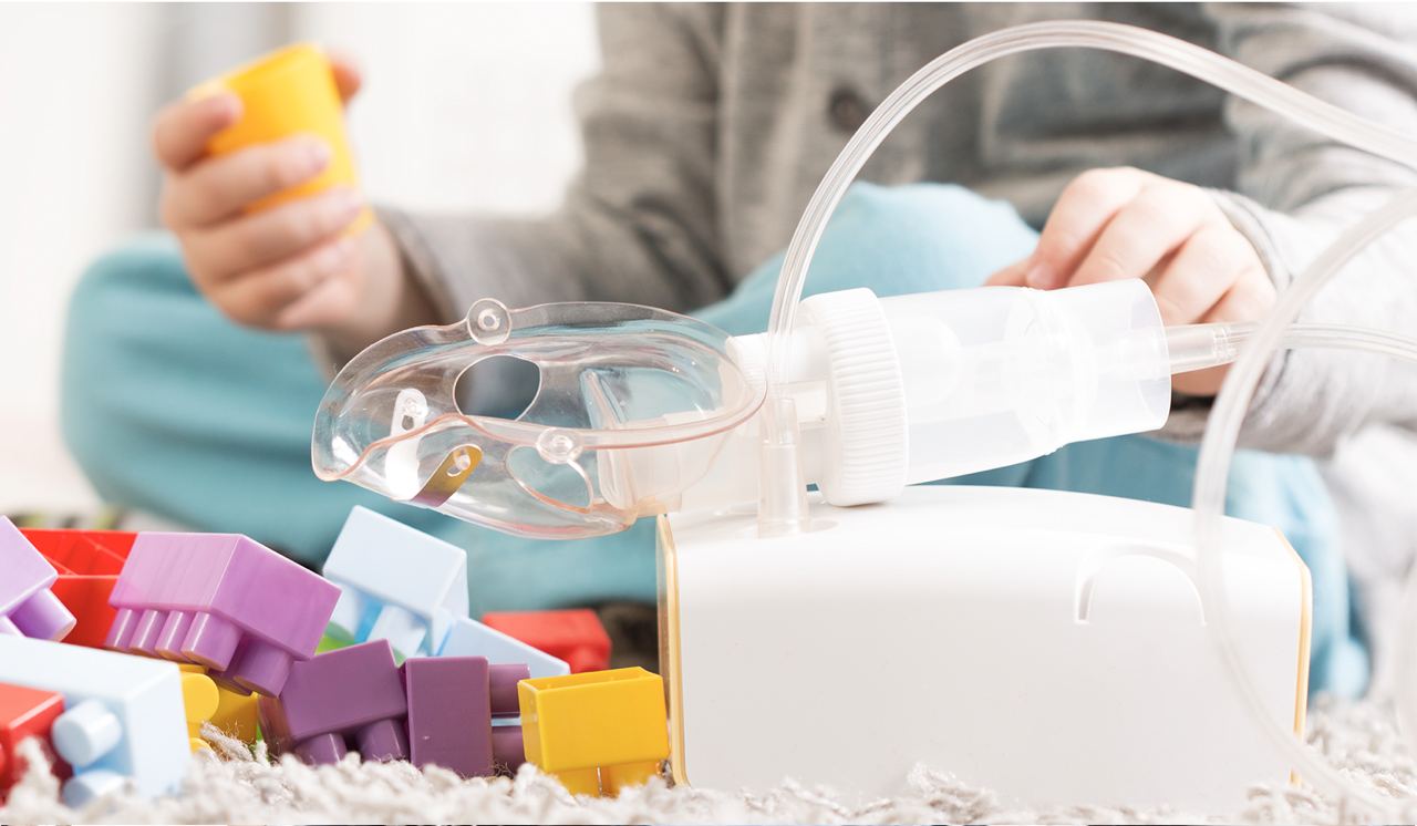 Enfant asthmatique jouant avec des jeux de construction