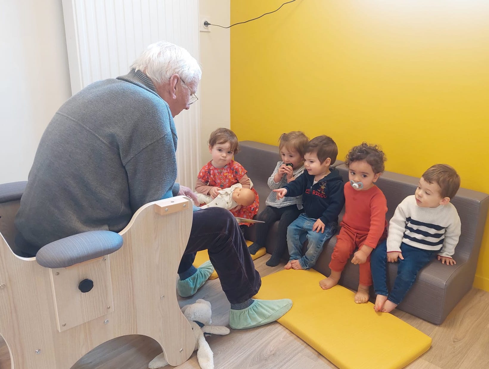 La micro-crèche de l'Espace Saint-Julien à Laval : tisser des liens de la  petite enfance au grand âge
