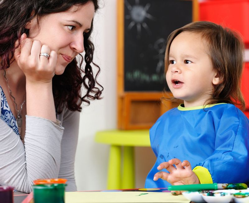 dialogue professionnelle petite enfance et petite fille