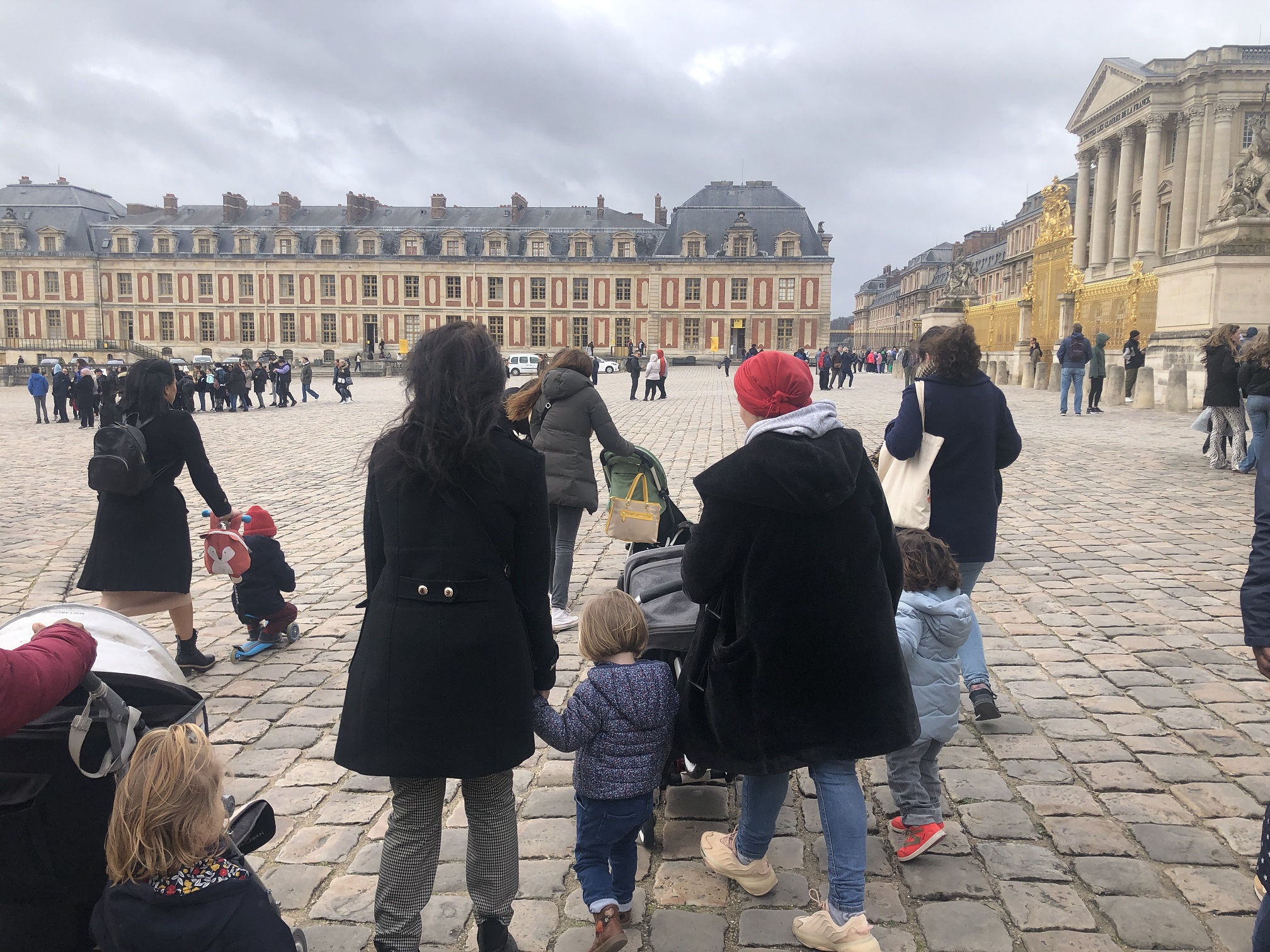 Des tout-petits et leurs auxiliaires parentales au château de Versailles