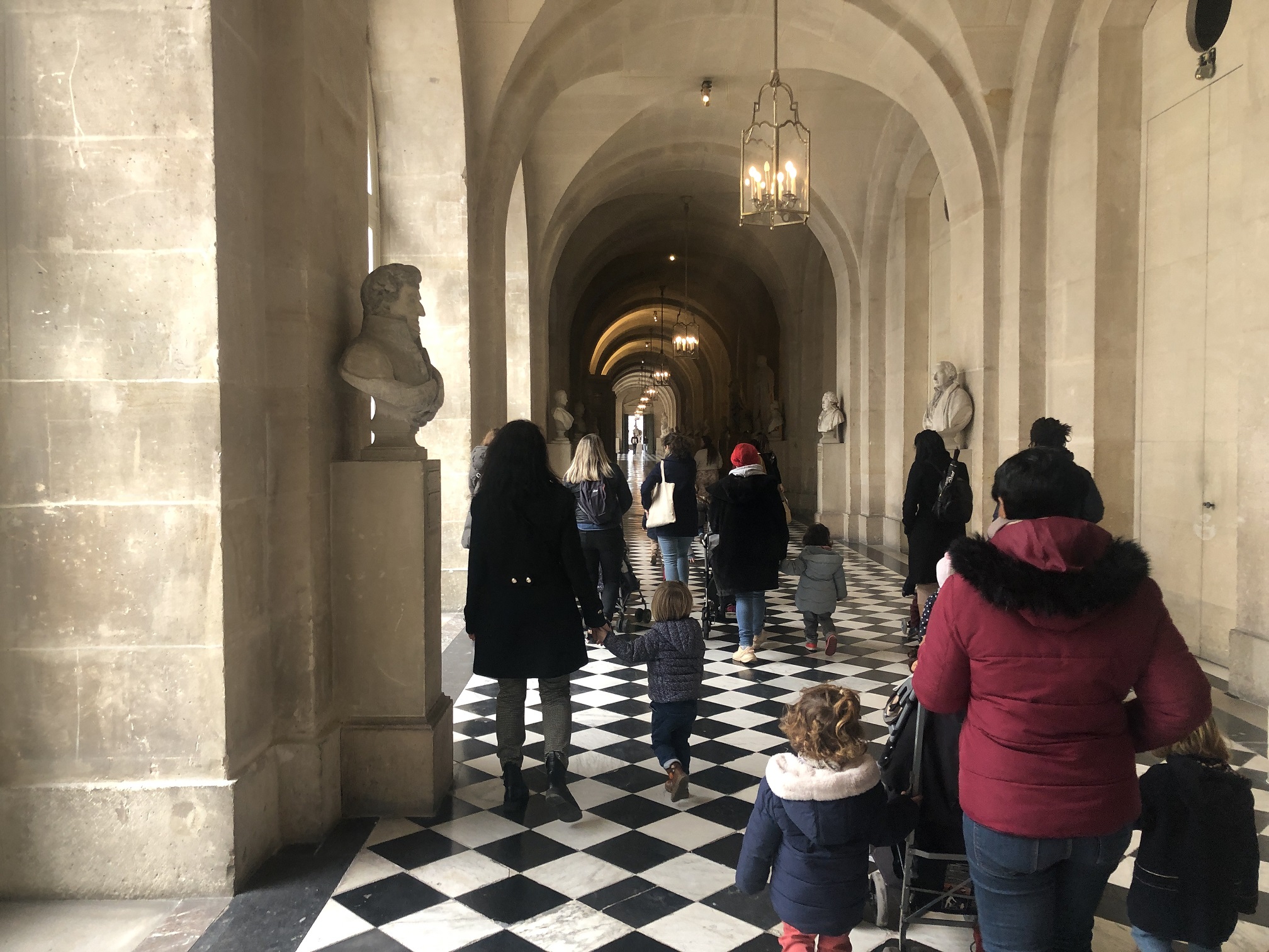 Auxiliaires parentales dans la galerie de pierre au château de Versailles