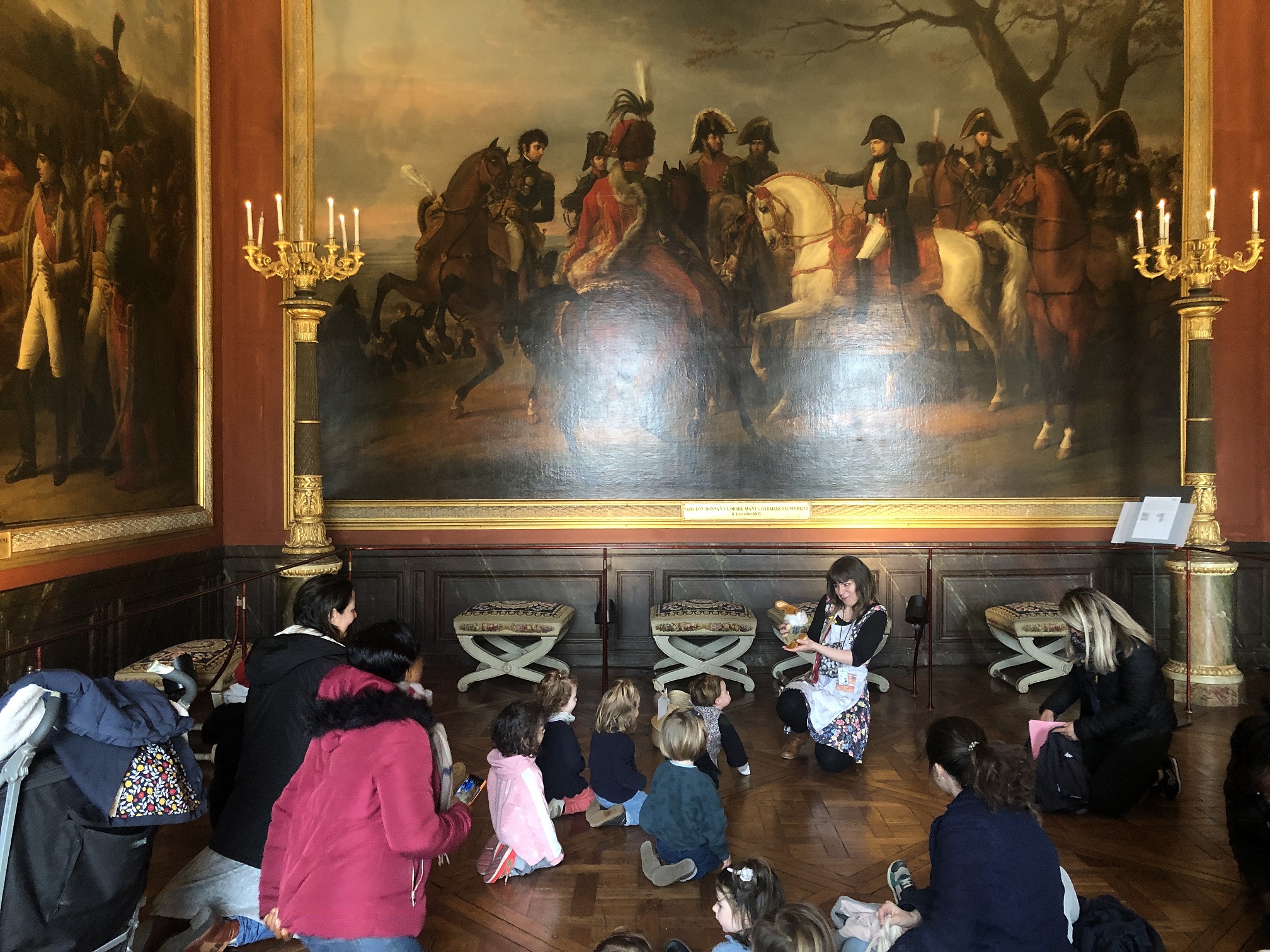 Auxiliaires parentales dans une salle du château de Versailles