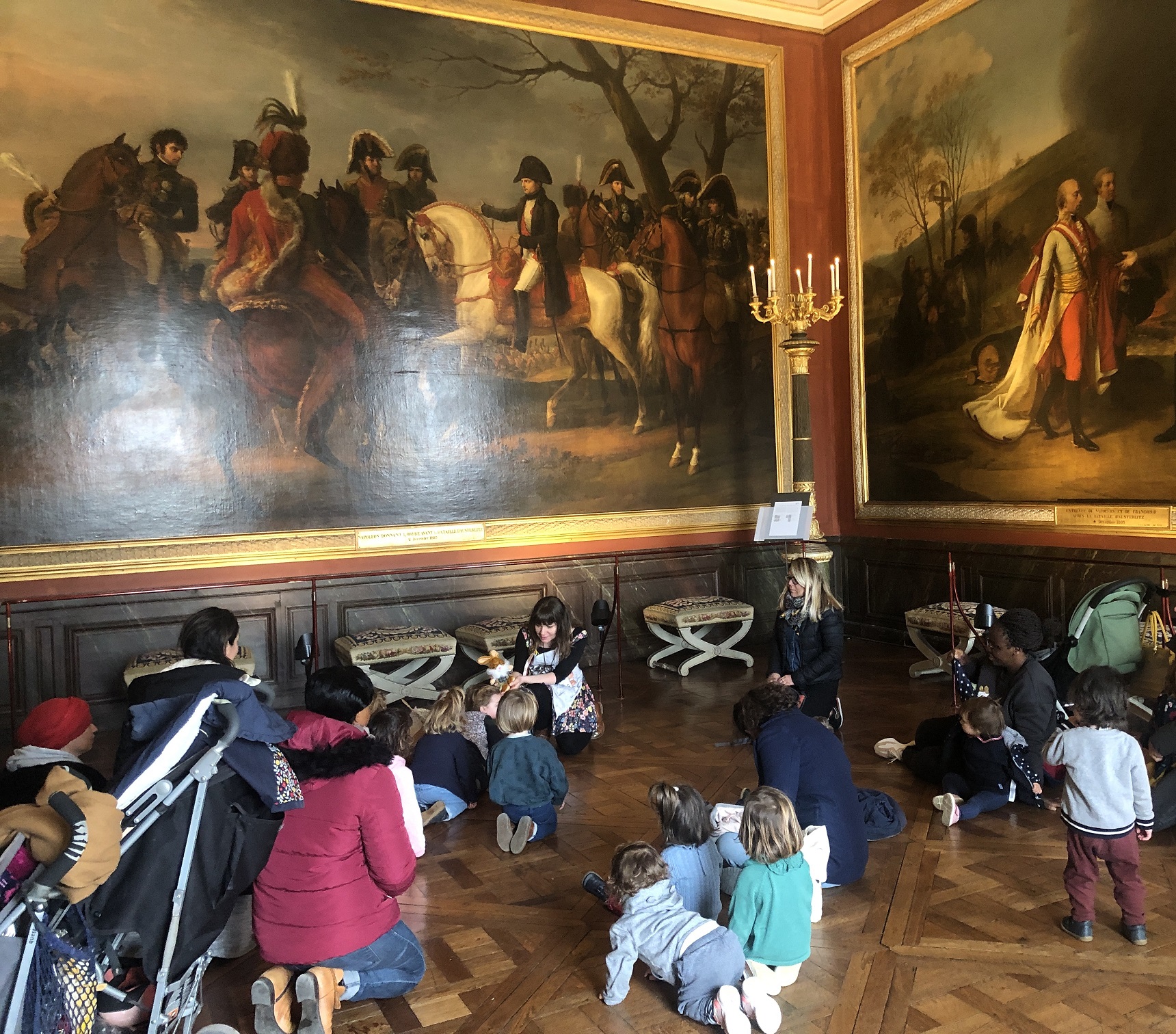 Auxiliaires parentales dans une salle du château de Versailles