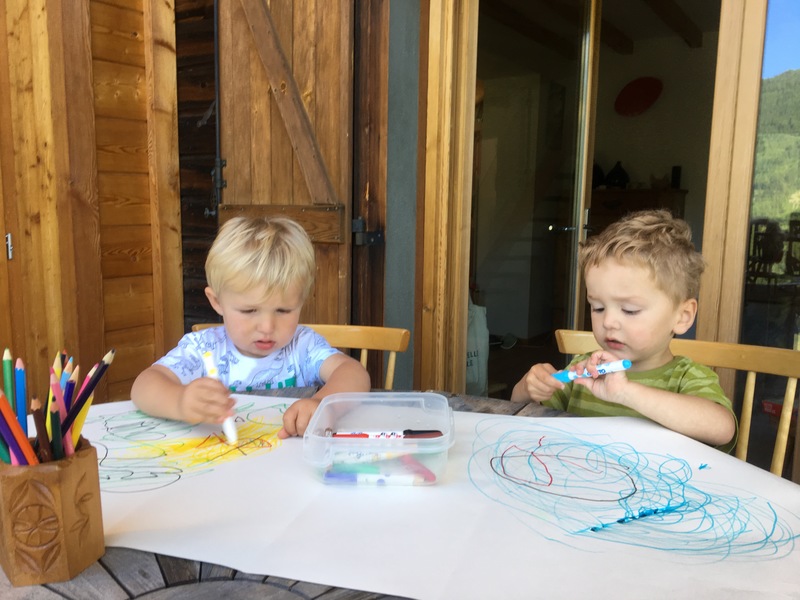 deux jeunes enfants qui dessinent
