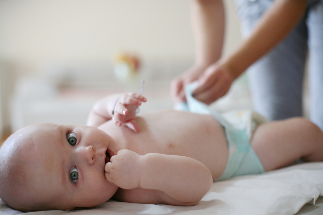 Quel équipement pour aider bébé à apprendre la propreté ?, Autour de bébé