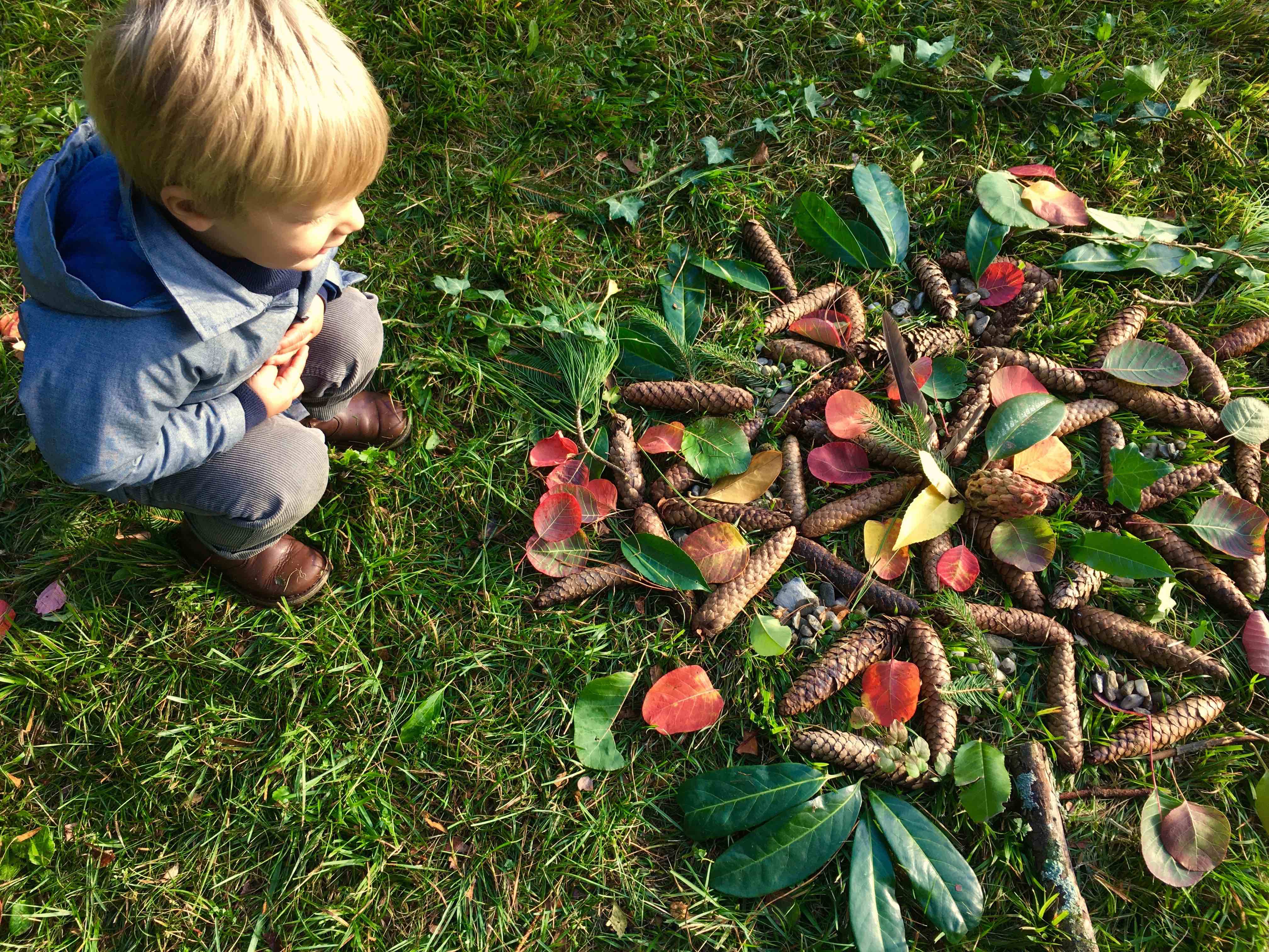 petit garçon admire land art