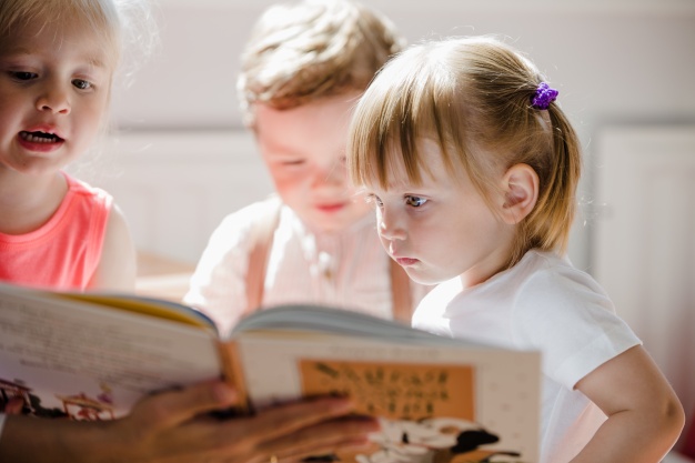 lecture avec jeunes enfants