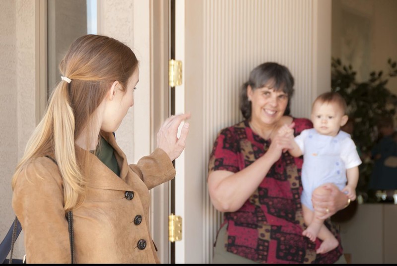 assistante maternelle accueillant un enfant le matin