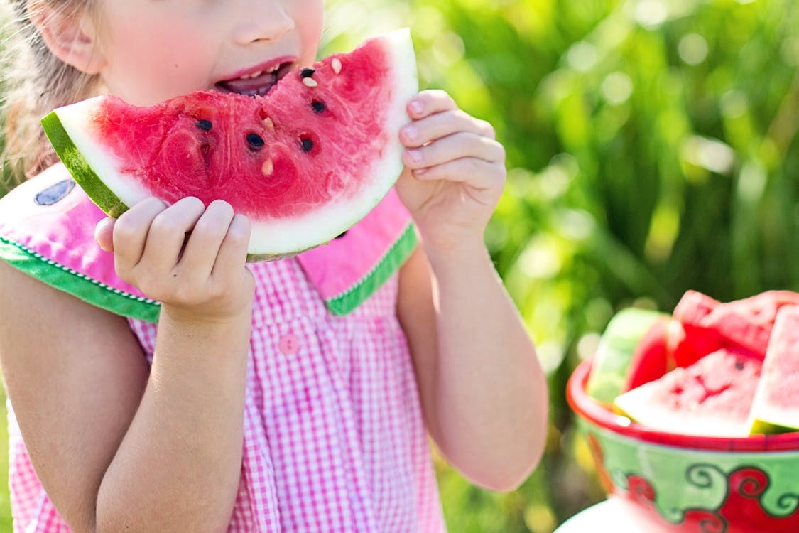 petit fille qui mange une pastèque