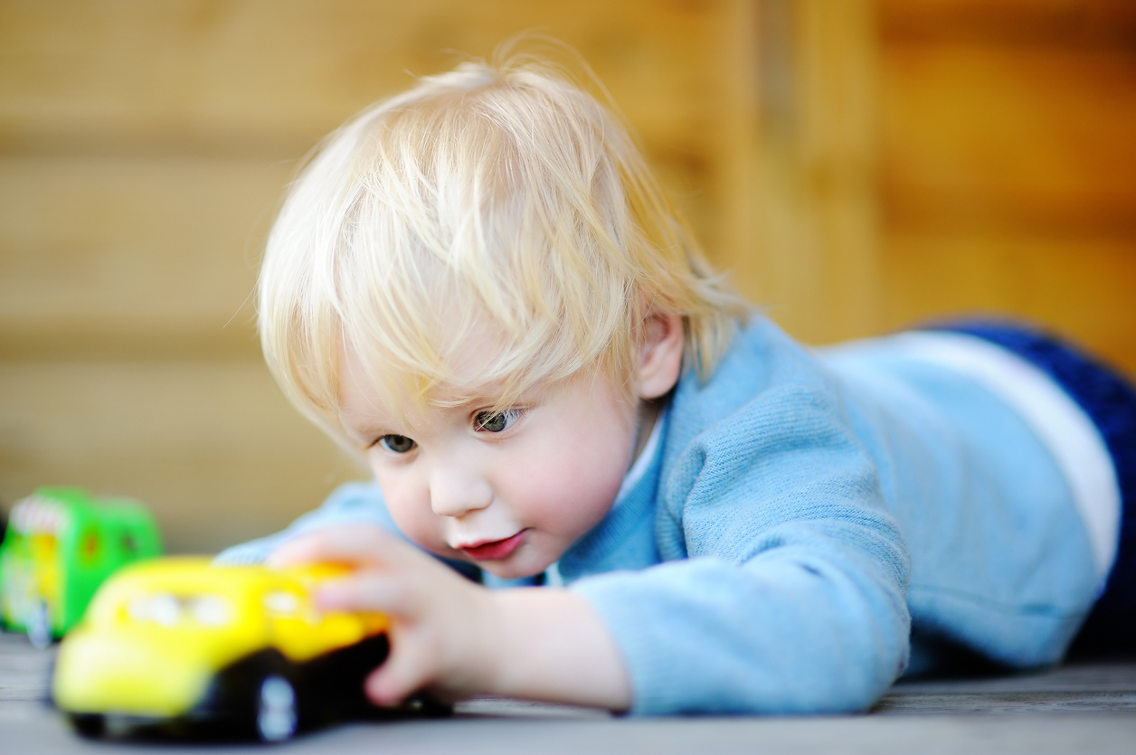 petit garçon joue aux voitures