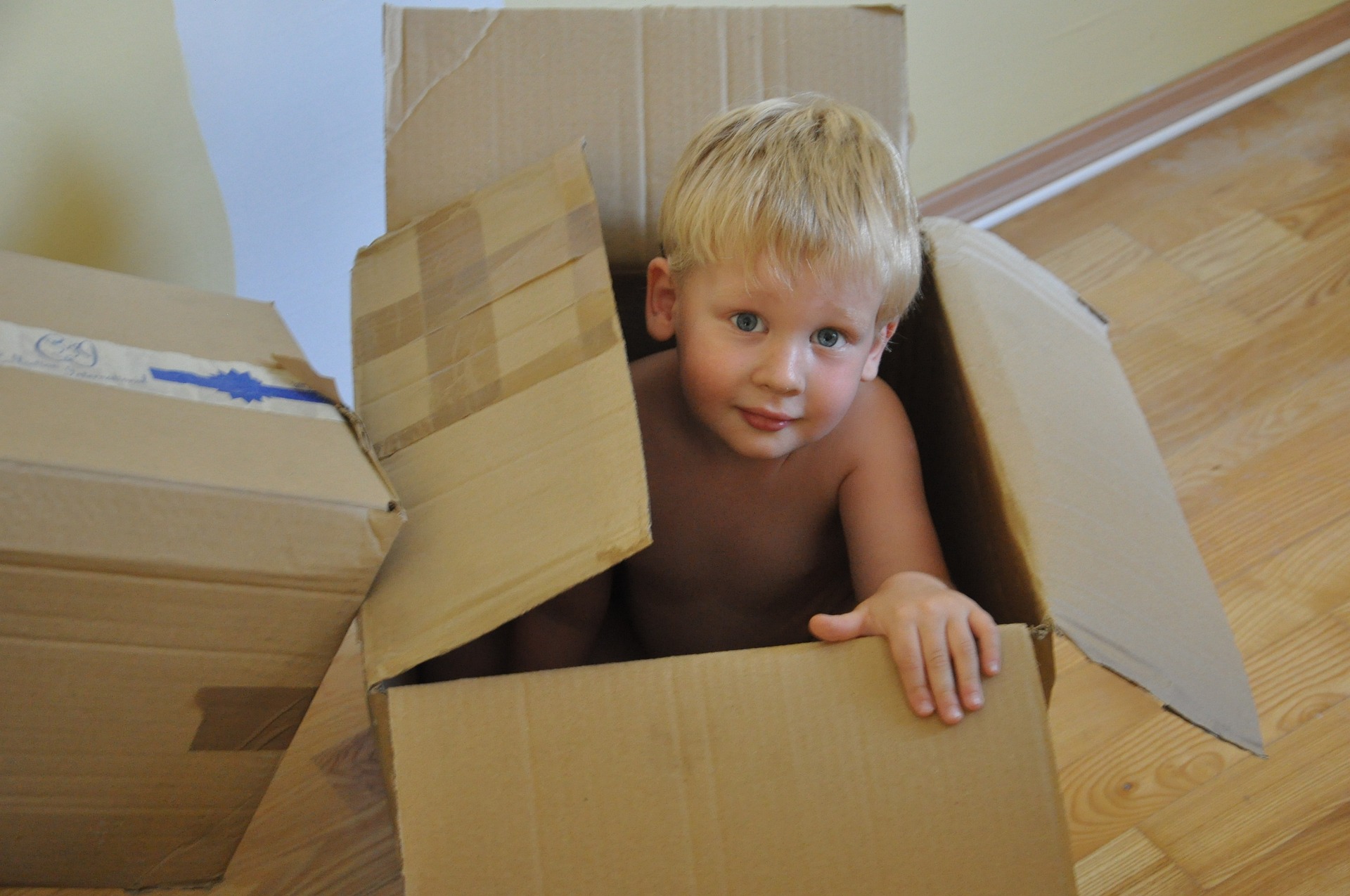 Fabriquer une boite de permanence de l'objet en carton pour bébé