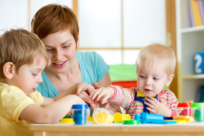 EJE avec deux enfants à la crèche