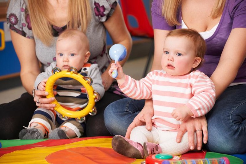 bébés et adultes font de ma musique