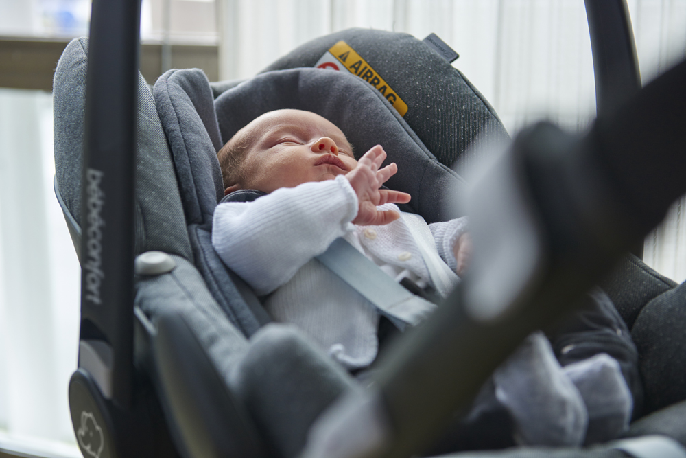 Gros Plan D'un Bébé Bien Attaché Dans Un Siège Auto Avec Une Ceinture  Verrouillée