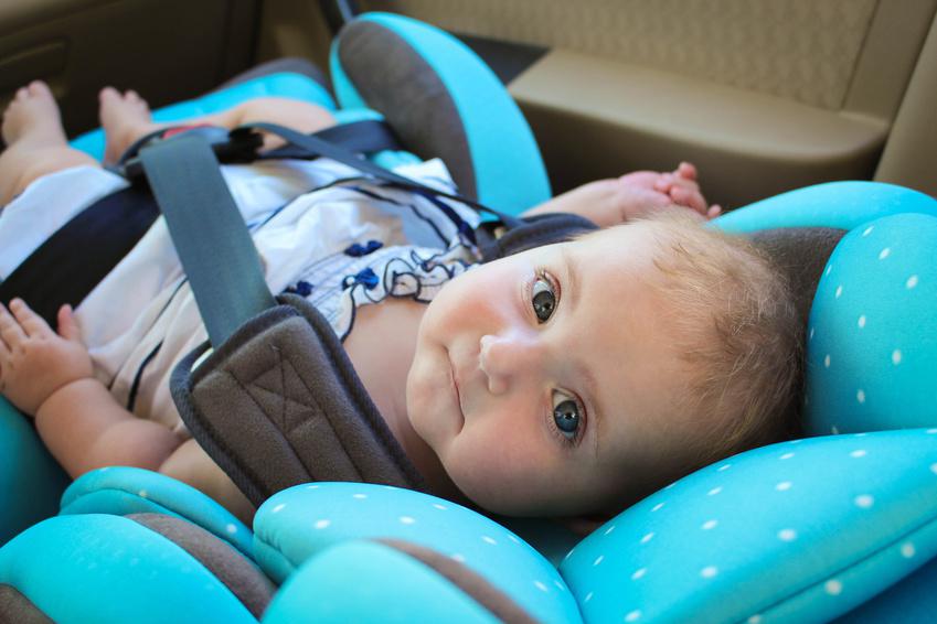 bébé dans siège auto