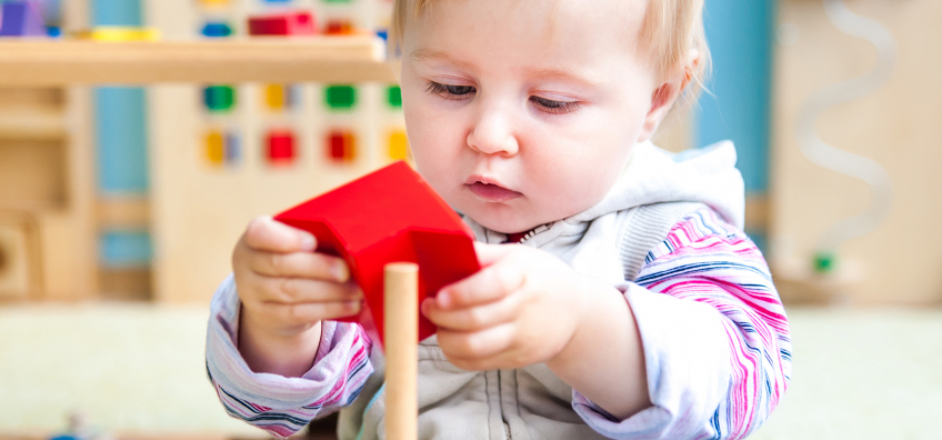 enfant avec un jouet Montessori