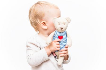 bébé avec son doudou