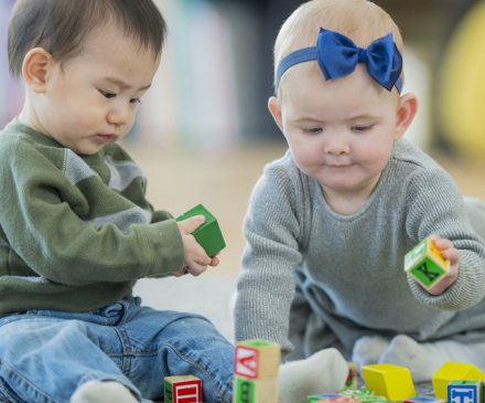 deux bébés jouent à la crèche