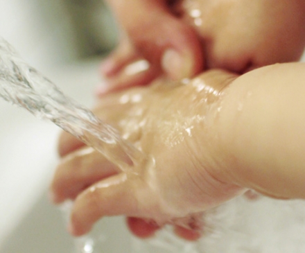 enfant qui se lave les mains