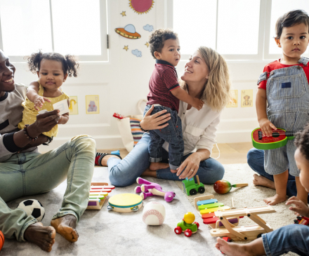 enfants et adultes dans lieu d'accueil