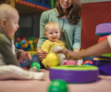 enfants et professionnelle à la crèche