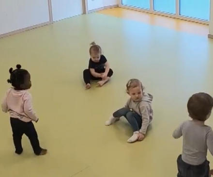 des enfants participent à l'atelier rien dans une crèche