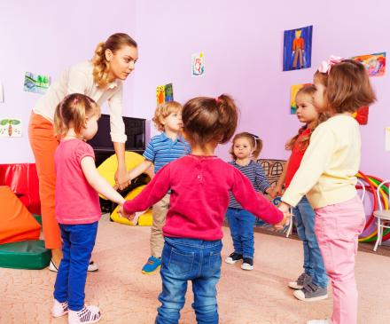 Atsem avec groupe d'enfants en maternelle