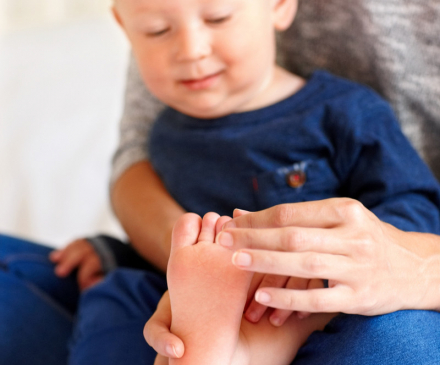 massage pieds bébé par pro