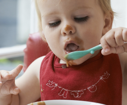 bébé mange seul à la cuiller