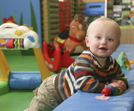 Motricité libre et activité autonome : libérez les bébés !