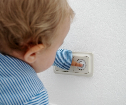 enfant met son doigt dans la prise