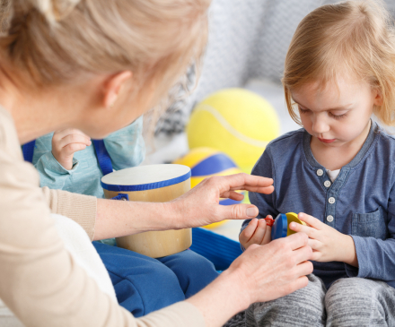 Educatrice de jeunes enfants avec petite fille