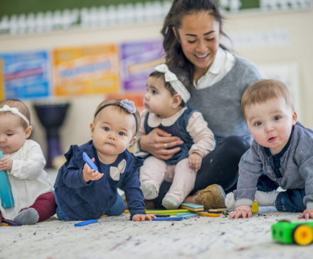 enfants et professionnelle à la crèche