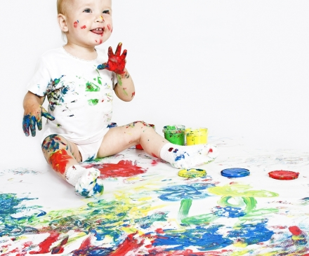 Enfant qui fait une bêtise