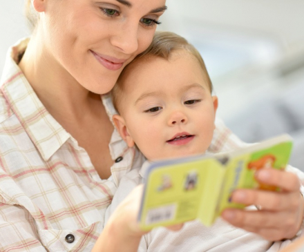 Femme et enfant avec un petit livre 